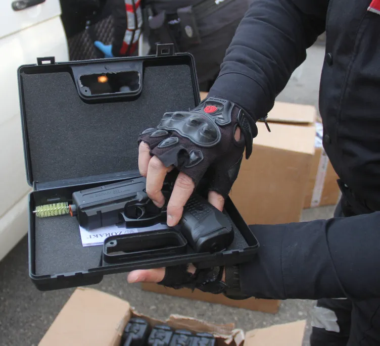 Adana şok operasyon! Ticari araçtan cephanelik çıktı