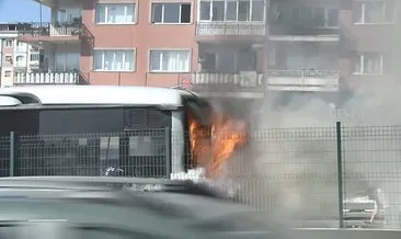 Esenyurt’ta metrobüs yangını! Ekipler seferber oldu