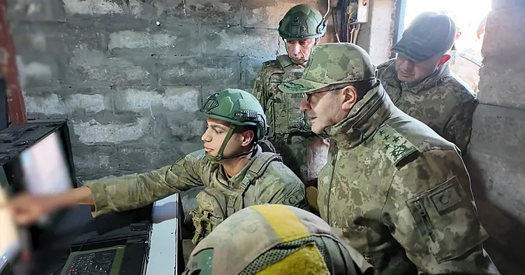 Kara Kuvvetleri Komutanı Orgeneral Bayraktaroğlu Hakkari’de incelemelerde bulundu