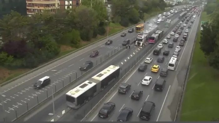 uskudarda-metrobusun-motor-kisminda-cikan-yangin-sonduruldu-1778222110182.jpg