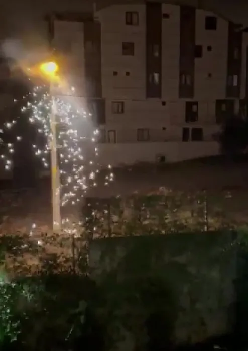 Kocaeli Darıca’da elektrik telleri adeta havai fişek gibi patladı!