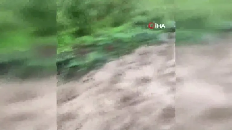 Trabzon’da derenin taşma anı kamerada!