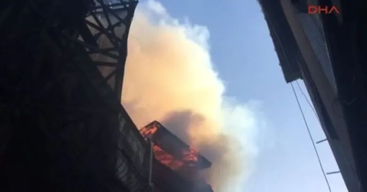Son dakika: 3 katlı bina alev alev yandı