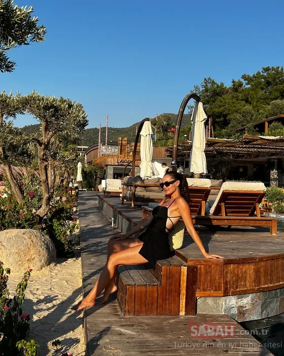 Güzelliği güneşi kıskandırdı! Fahriye Evcen siyah mayosu ile yine yaktı geçti! Utanır insan böyle güzel olunur mu?