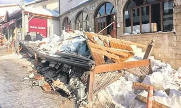 5 kişi sundurmanın altında kaldı #bolu 5 kişi sundurmanın altında kaldı #bolu