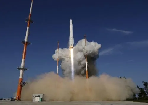 Güney Kore’nin ilk füzesi uzaya fırlatıldı