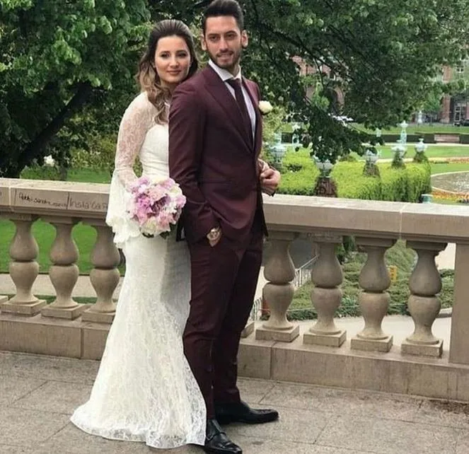 Boşanmanın eşiğinden dönen Hakan Çalhanoğlu, eşi ve kızıyla tatile çıktı