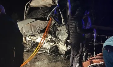 Burdur'da feci kaza: Kamyonet ile TIR birbirine girdi! 2'si ağır 3 yaralı #burdur