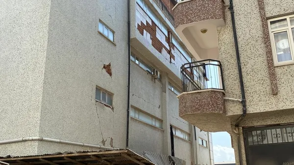 malatyadaki-depremde-elazigda-2-bina-hasar-gordu-1729071560439.jpg