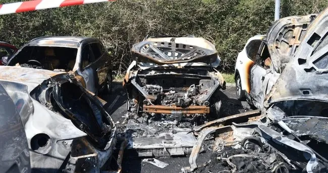 Elektrikli araç bir anda kül aldı! 5 araba alev alev yandı Elektrikli araç bir anda kül aldı! 5 araba alev alev yandı