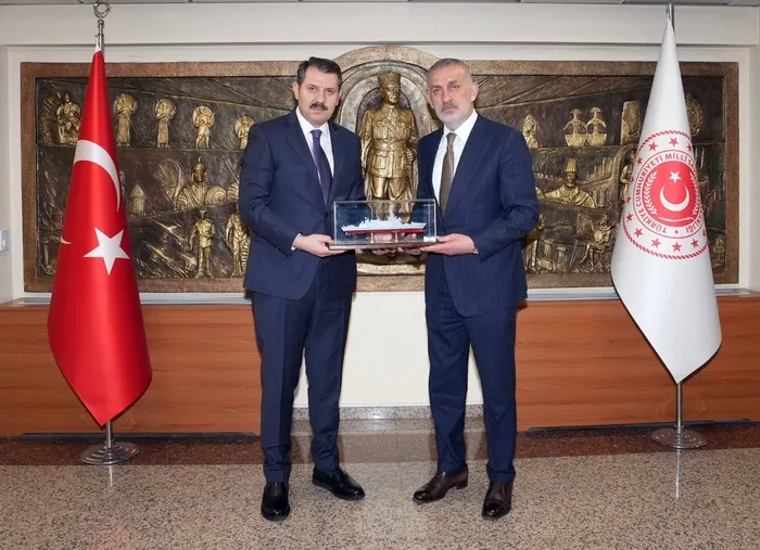 tff-baskani-ibrahim-haciosmanoglu-milli-savunma-bakan-yardimcisi-salih-ayhani-ziyaret-etti-1775680452510.jpg
