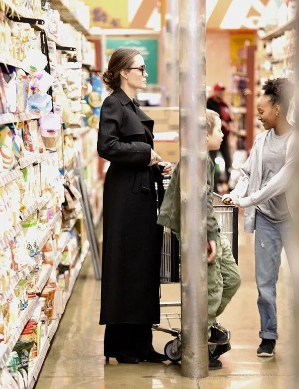 Angelina Jolie alışverişte görüntülendi