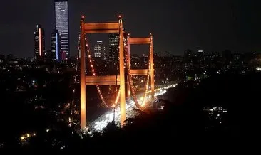 FSM Köprüsü turuncu renge büründü