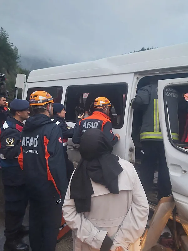 antalya-isparta-kara-yolunda-feci-kaza-7-kisi-hayatini-kaybetti-1775677599131.jpeg