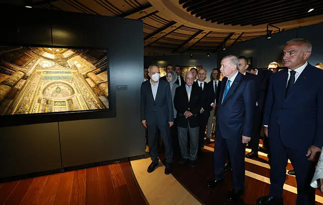 baskan-erdogandan-ayasofya-fotograflari-sergisine-ziyaret-1728402477382.jpeg