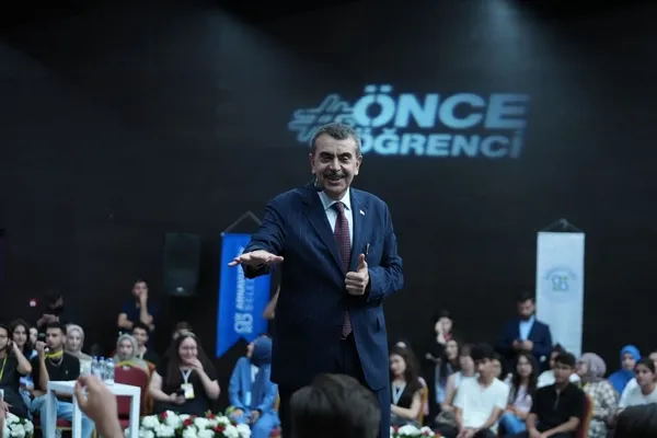 bakan-tekin-universite-tercih-destek-programinda-genclerle-bir-araya-geldi-1786121301338.jpg