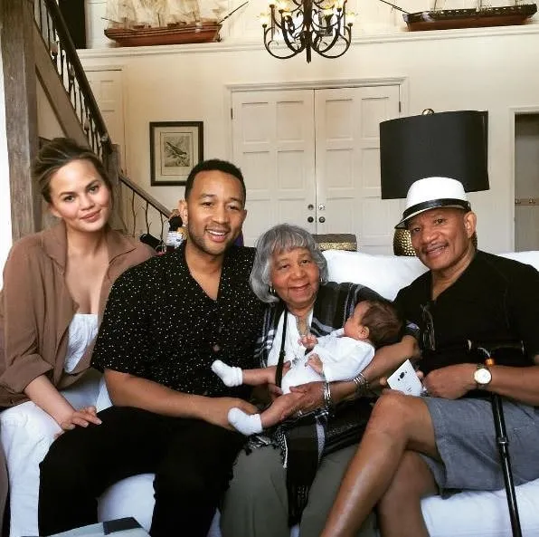 Chrissy Teigen ile John Legend’ın bebeği sosyal medyayı salladı