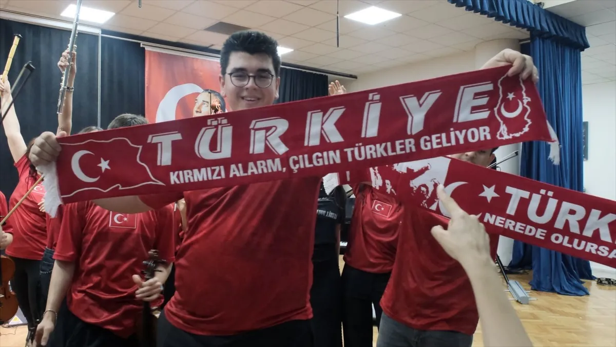 Bursa Zeki Müren Güzel Sanatlar Lisesi öğrencilerinin A Milli Takım için bestelediği marşın birinciliği kazandığını gösteren haber başlığı.
