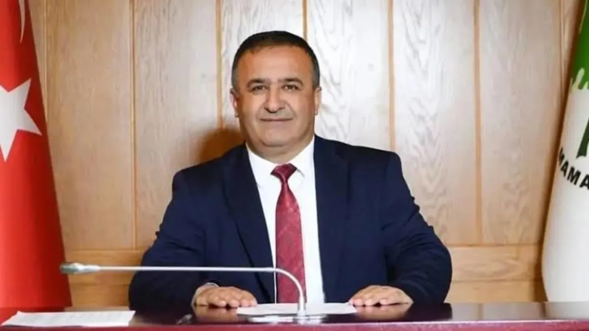 Mamak’ta CHP’li Ali Deniz’den provokasyon! Cumhurbaşkanı Erdoğan’ın fotoğrafını makam odasından indirdi Mamak’ta CHP’li Ali Deniz’den provokasyon! Cumhurbaşkanı Erdoğan’ın fotoğrafını makam odasından indirdi