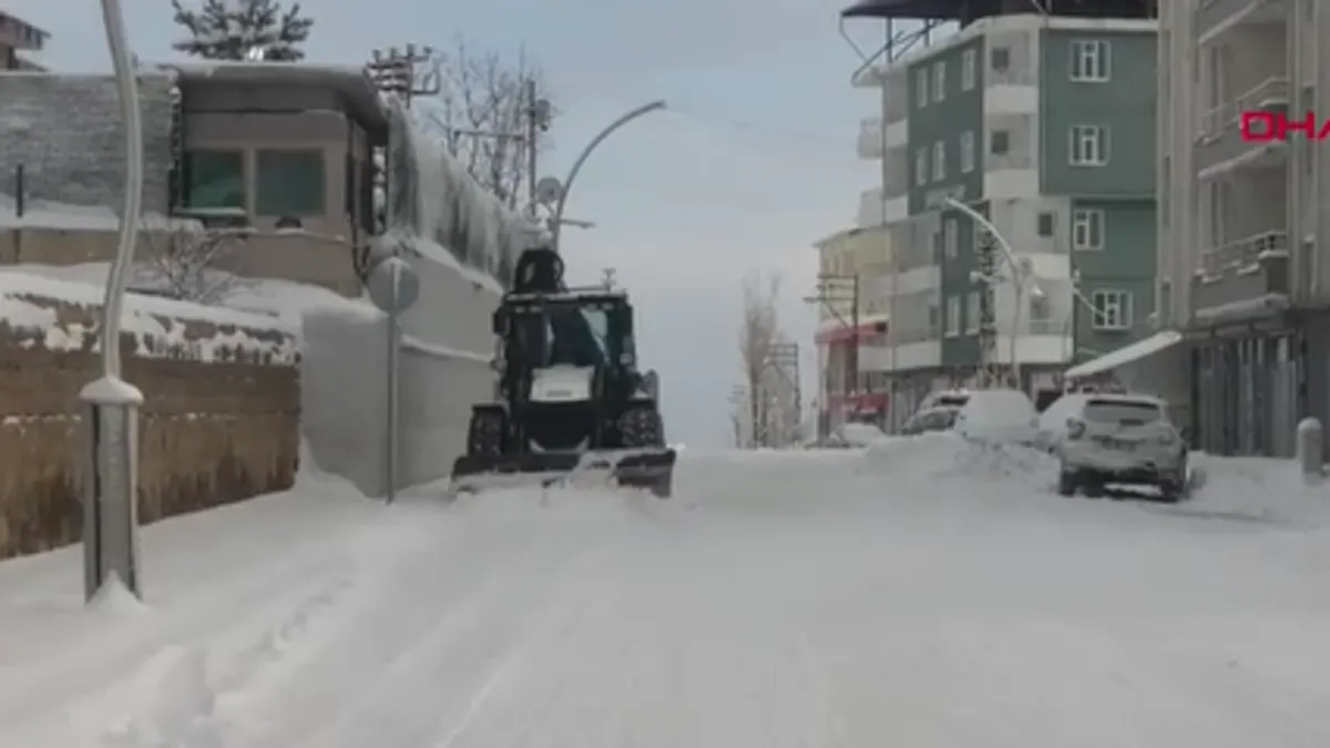 Van’da kar mesaisi: 405 yerleşim yerinin yolu ulaşıma kapandı! Van’da kar mesaisi: 405 yerleşim yerinin yolu ulaşıma kapandı!