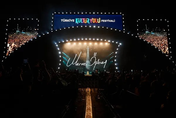2026da-sanata-doyacagiz-bakan-ersoy-dugmeye-basti-iste-festivalin-rotasindaki-26-il-1769251783271.jpg