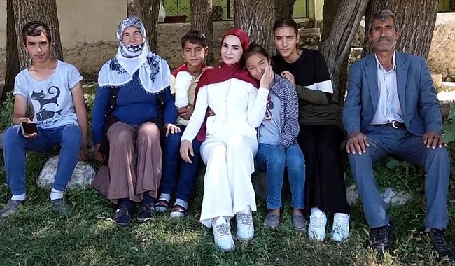 Tüm Türkiye onları konuşmuştu: YKS Sınavı sonrası kızını çiçekle karşılayan babadan duygu dolu sözler!