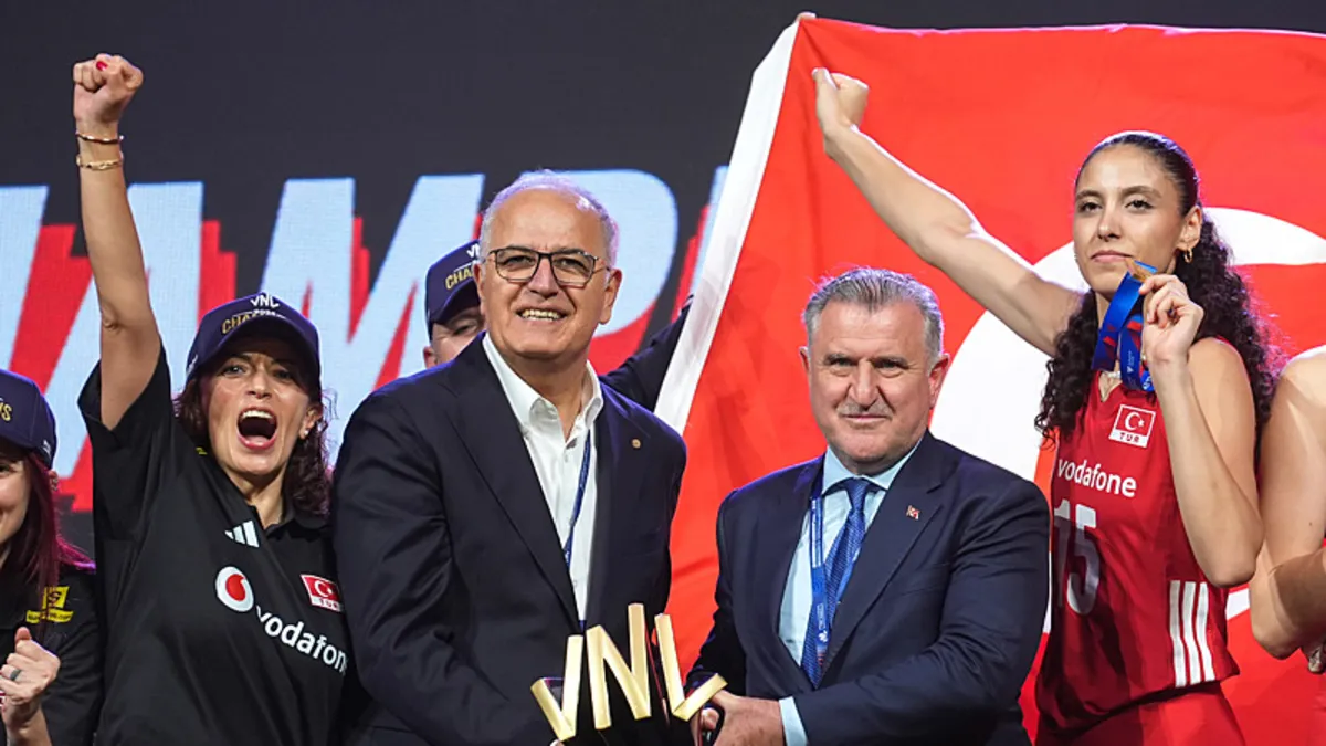 TVF Başkanı Mehmet Akif Üstündağ, Filenin Sultanları'nın şampiyonluğunu değerlendiriyor.