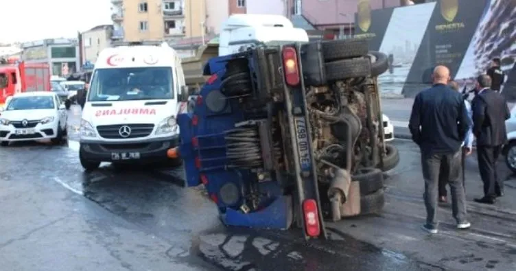 Beyoğlu’nda temizlik kamyonu devrildi: 2 yaralı