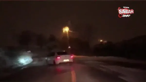İstanbul Ataşehir'de karla kaplı yollarda drift yapan sürücülerin kaza yapma anı kamerada