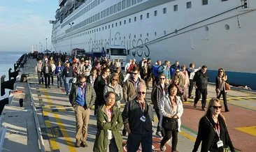 Kuşadası’na gemi ile 425 turist geldi