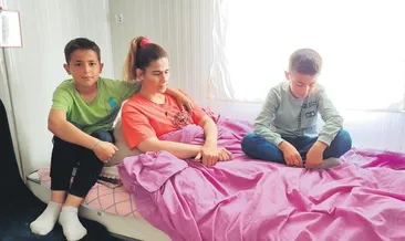 Kahraman anneye ikizleri bakıyor