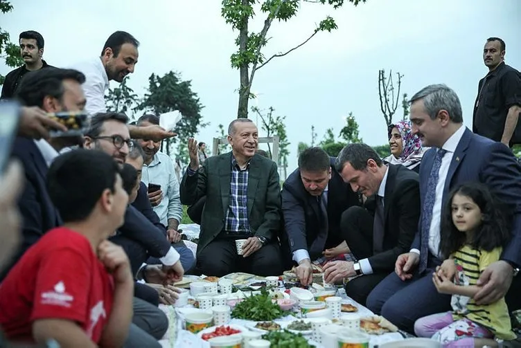 Başkan Erdoğan vatandaşlarla Zeytinburnu sahilde iftar yaptı