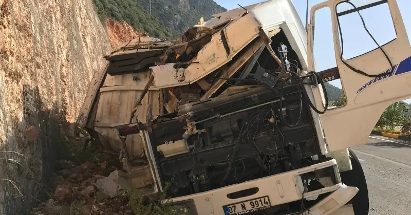 Kas Ta Tas Yuklu Kamyon Devrildi 1 Olu En Son Haber