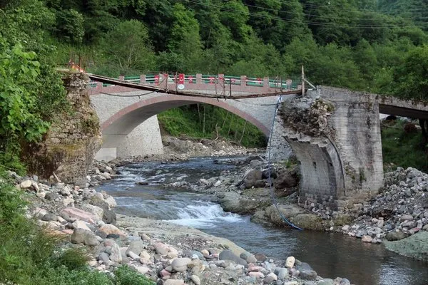 Yıkılan tarihi kemer köprünün yerine yeni kemer köprü yapıldı