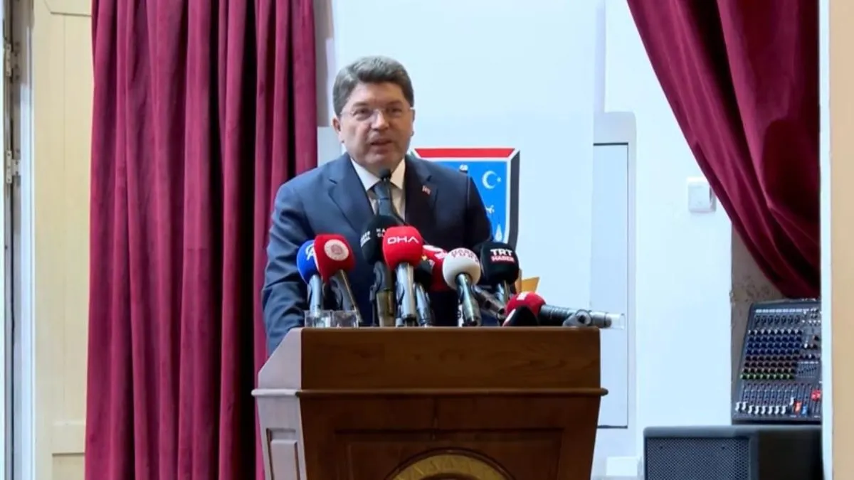 Bakan Tunç, Ankara Hukuk Fakültesinin 100. yıl dönümü programına katıldı Bakan Tunç, Ankara Hukuk Fakültesinin 100. yıl dönümü programına katıldı