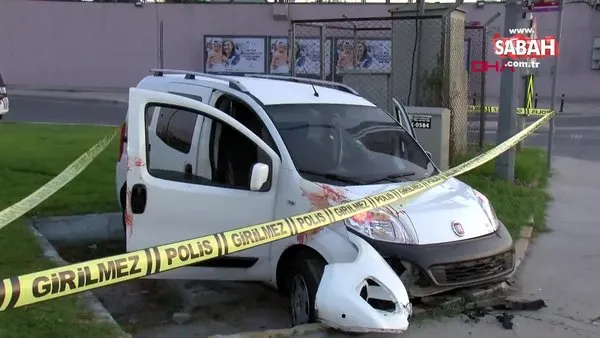 İstanbul'da camlarında kurşun delikleri bulunan araç kaza yaptı: 2 yaralı!