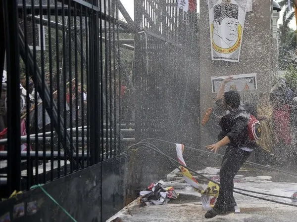 Endonezya'da benzine zam protesto edildi
