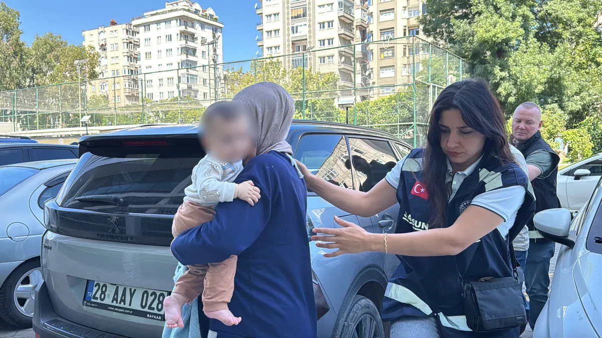 Samsun'da polis, kucağında bebekle uyuşturucu taşıyan kadını ve yanındaki şahsı gözaltına aldı.