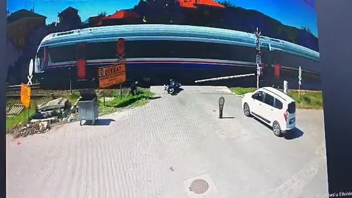zonguldak-motosiklet-trene-carpti-kaza-kamerada-1758706971459.jpg