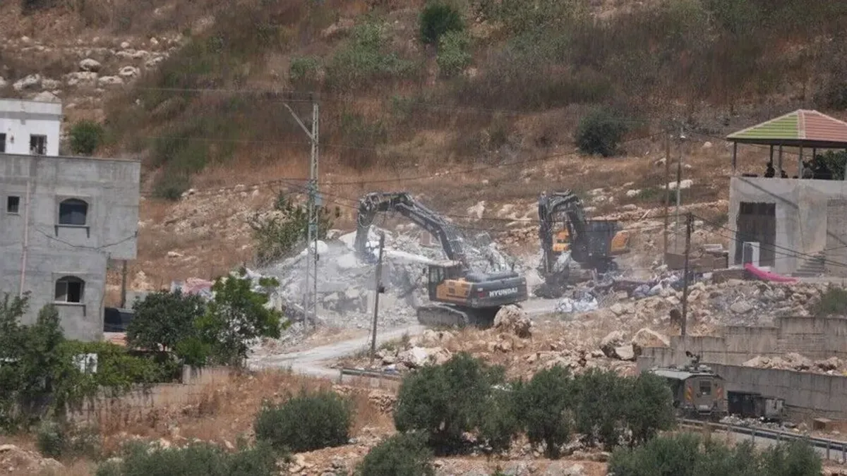 Siyonist İsrail ordusu işgal altındaki Batı Şeria'da Filistinlilere ait 2 evi yıktı