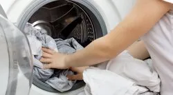 Çamaşır makinesinin içine 4 adet atın! Çamaşırlardaki tüm kıl ve tozları topluyor... İşte tertemiz çamaşırların sırrı