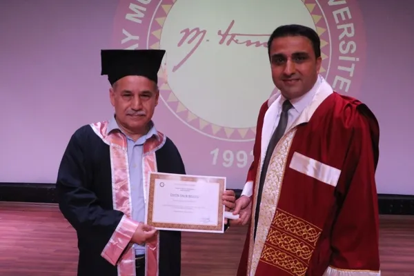 8-universitesini-birincilikle-bitirdi-63-yasindaki-ismail-amca-diplomasini-15-yasindaki-ikizleriyle-aldi-1719300794702.jpg