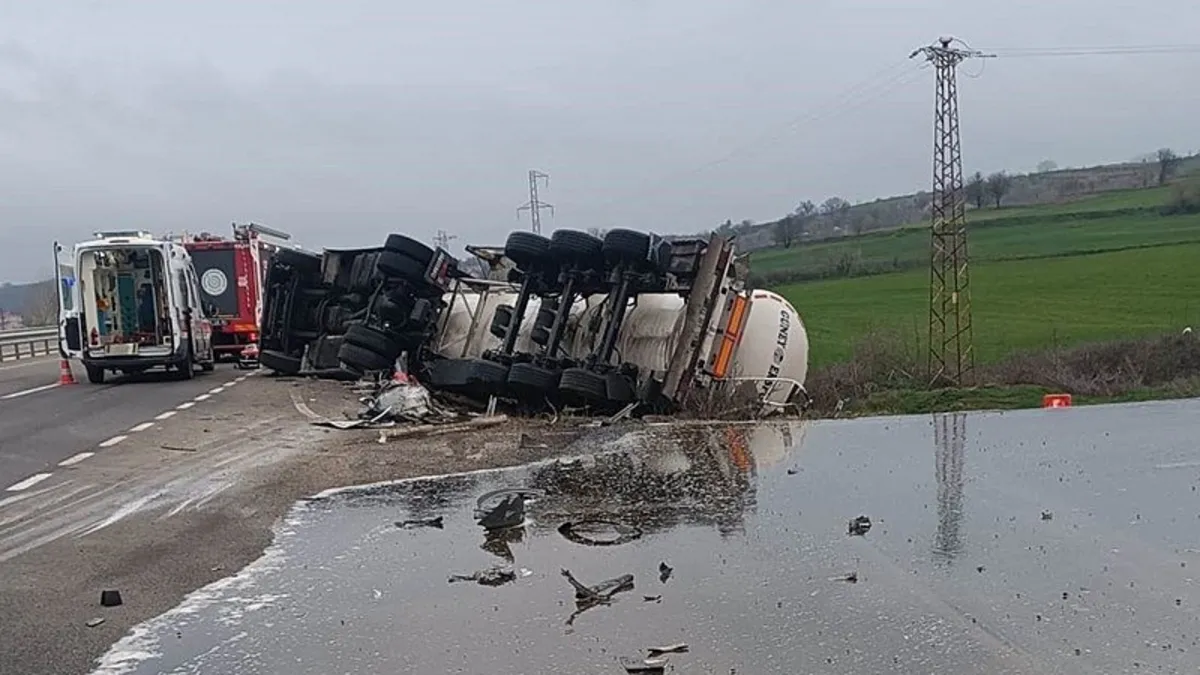 Tekirdağ’da devrilen tankerin sürücüsü hayatını kaybetti Tekirdağ’da devrilen tankerin sürücüsü hayatını kaybetti