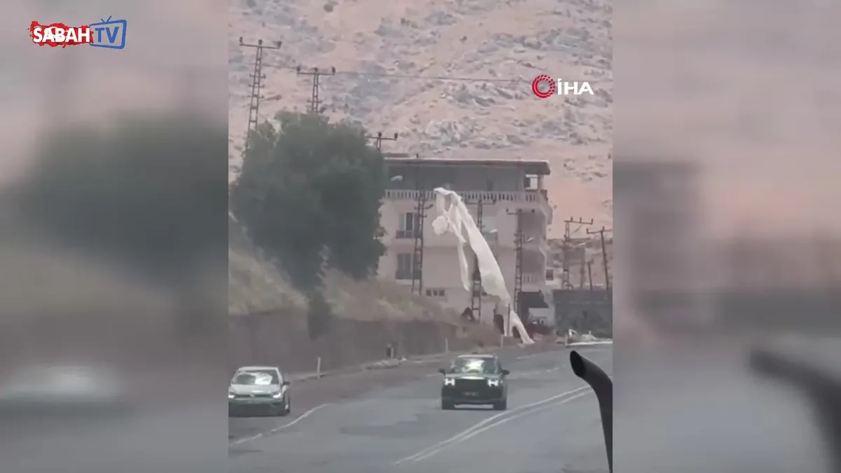 Siirt’te elektrik direğinde çıkan yangın paniğe neden oldu videosunu izle Siirt’te elektrik direğinde çıkan yangın paniğe neden oldu videosunu izle