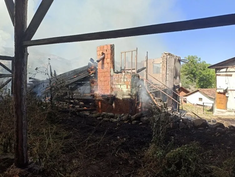 Kastamonu’da korkutan yangın: 3 ev yandı oğlunu son anda alevlerin arasından kurtardı