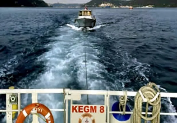 istanbul-bogazinda-makine-arizasi-ile-suruklenen-tekne-kurtarildi-1752153887053.jpg