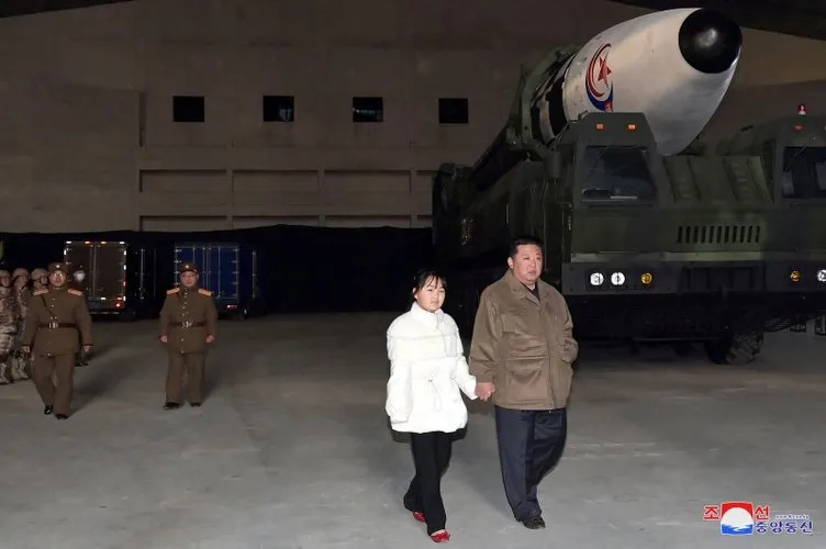 Dünya bunu konuşuyor: Kuzey Kore lideri Kim Jong Un'un yanındaki kız kim? İlk kez görüntülendi...