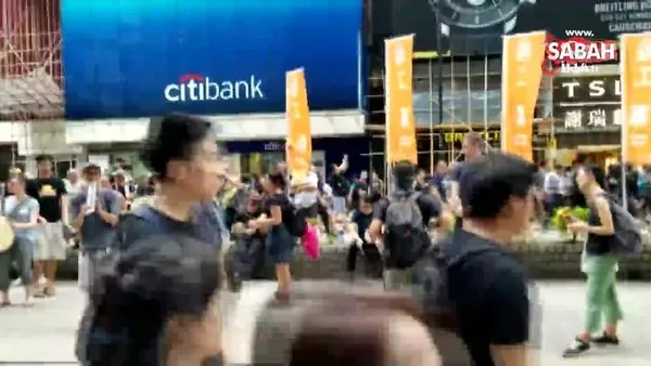 Hong Kong’da on binlerce kişi yeniden sokaklarda