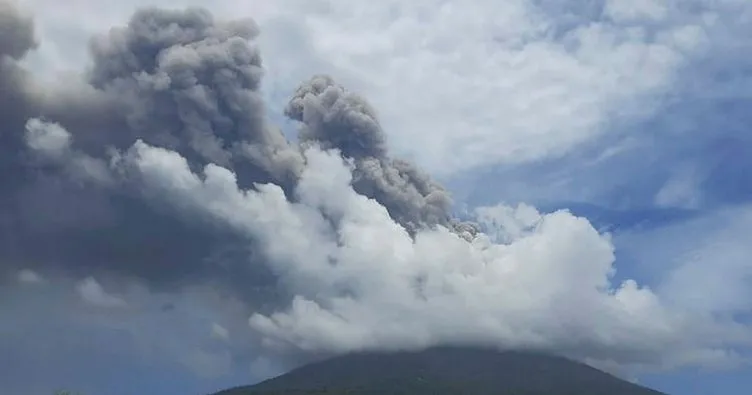 Endonezya’da yanardağ art arda patladı: Halka uyarı...