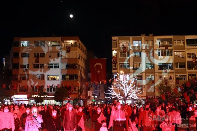 Tüm yurtta 29 Ekim coşkusu! Vatandaşlar 19.23’te sokak ve balkonlarda İstiklal Marşı okudu